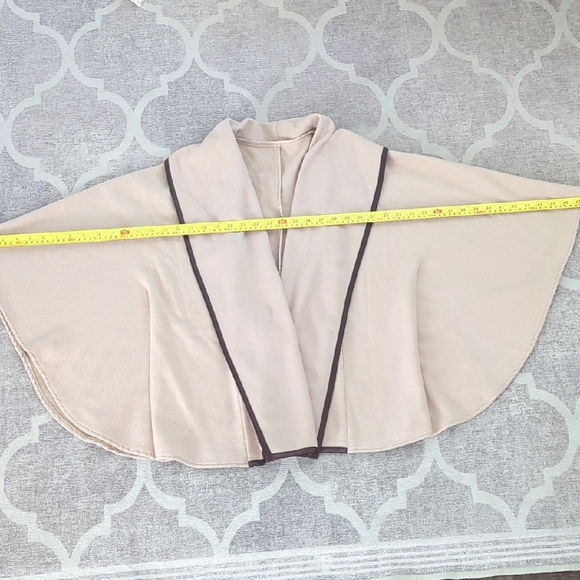 Source Unknown Beige Cape with Dark Edging - Picture 9 of 16